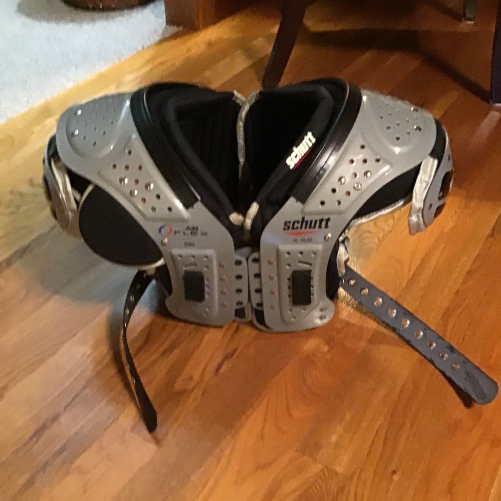 Schutt football air flex XL shoulder pads used for tackle position